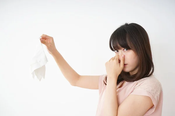 Jonge Vrouw Ruikt Stinkende Wasserijen — Stockfoto