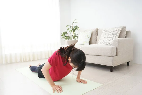 Giovane Donna Che Allenamento Muscolare — Foto Stock