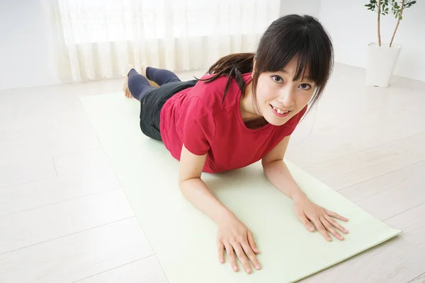 Young Woman Doing Muscle Training — Stock Photo, Image
