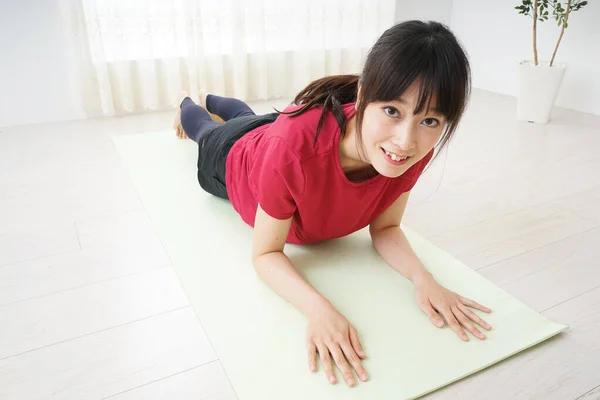 Mujer Joven Haciendo Entrenamiento Muscular — Foto de Stock