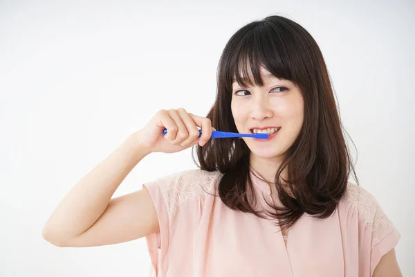 Jovem Escovar Dentes — Fotografia de Stock