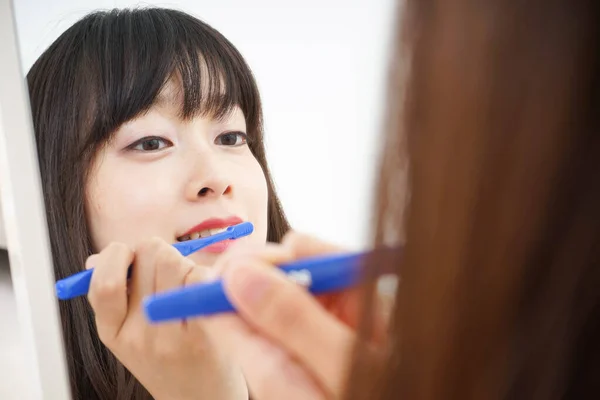 Genç Bir Kadın Dişlerini Fırçalıyor — Stok fotoğraf