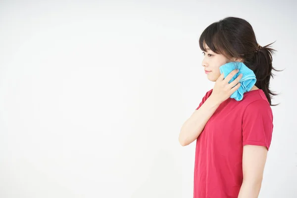 Jonge Vrouw Droogt Het Zweet Tijdens Sport — Stockfoto