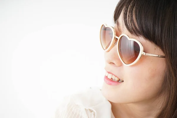 Jovem Mulher Usando Óculos Sol — Fotografia de Stock