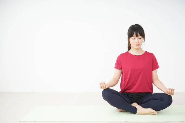 Giovane Donna Che Yoga — Foto Stock