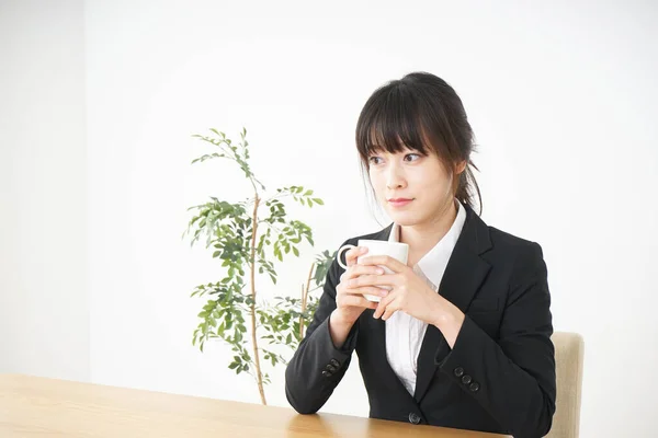 カフェでリラックスしたビジネス女性 — ストック写真