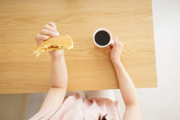 Young Woman Having Breakfast — Stock Photo, Image