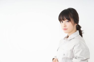 Üniformayla çalışan iş kadını.