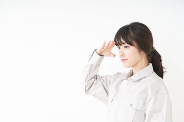 Üniformayla çalışan iş kadını.