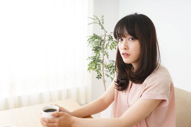  Genç bayan kafede dinleniyor.