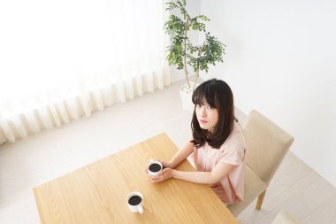  Genç bayan kafede dinleniyor.