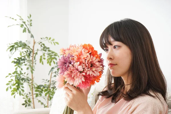 花束を持っている若い女性 — ストック写真