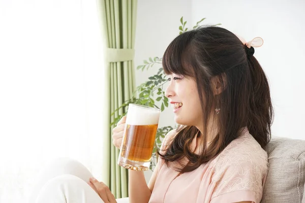 170615Young Women Who Drink Beer Home Young Woman Drinking Beer — стоковое фото