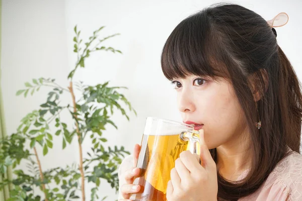 Mujer Joven Bebiendo Cerveza Casa — Foto de Stock