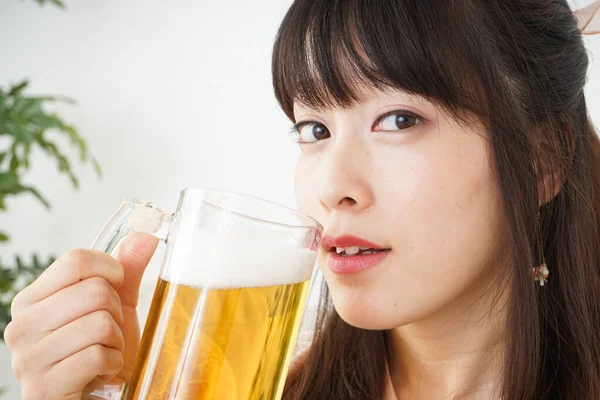 Młoda Azjatka Pije Piwo Domu — Zdjęcie stockowe