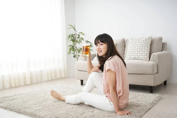 Mladá Asijská Žena Pití Piva Doma — Stock fotografie