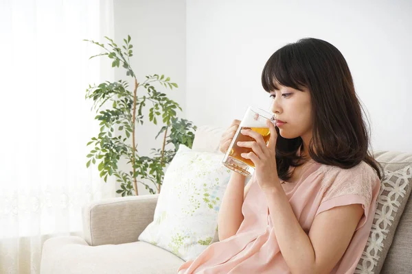 Jovem Mulher Asiática Bebendo Cerveja Casa — Fotografia de Stock