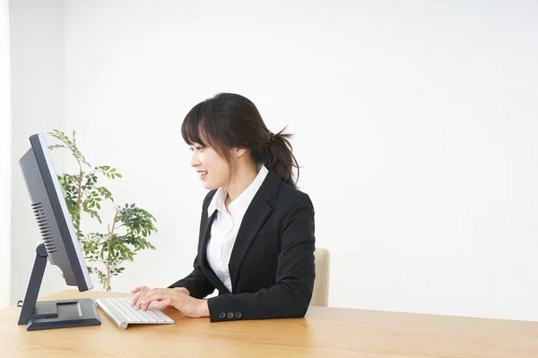 Geschäftsfrau Nutzt Computer Büro — Stockfoto