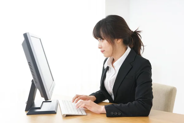 Geschäftsfrau Nutzt Computer Büro — Stockfoto