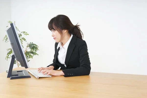 Geschäftsfrau Nutzt Computer Büro — Stockfoto
