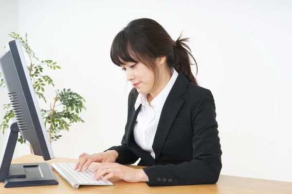 Geschäftsfrau Nutzt Computer Büro — Stockfoto