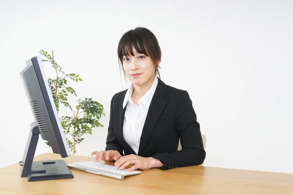 Geschäftsfrau Nutzt Computer Büro — Stockfoto