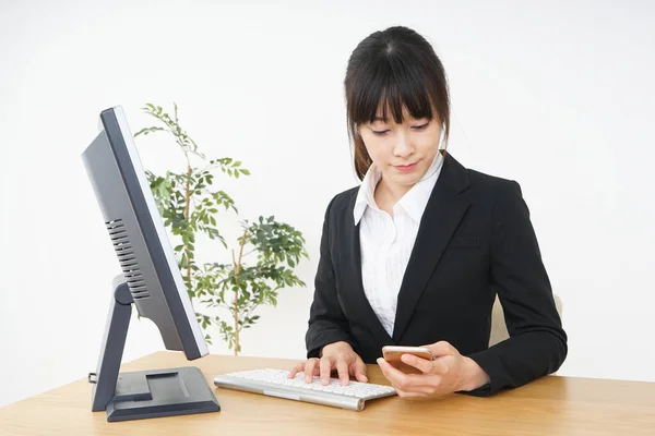 Unternehmerin Erledigt Schreibtischarbeit Büro — Stockfoto