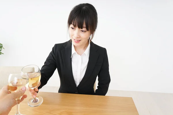 Vrouw Die Alcohol Drinkt Pak — Stockfoto