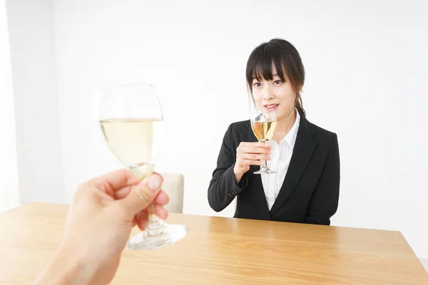 Frau Trinkt Alkohol Anzug — Stockfoto