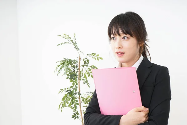 Mujer Joven Que Tiene Algunos Documentos Oficina — Foto de Stock