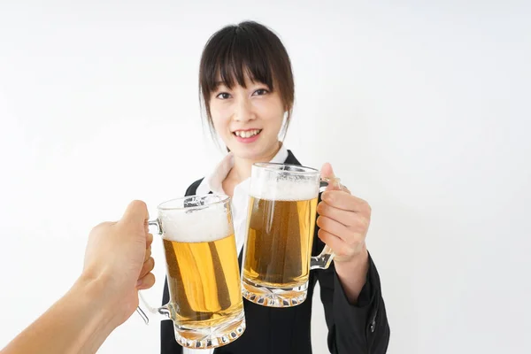 Młoda Azji Kobieta Pękanie Piwo — Zdjęcie stockowe