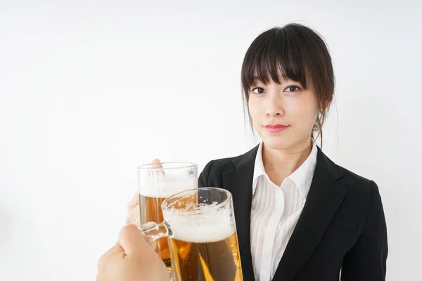 年轻的亚洲女人喝啤酒 — 图库照片