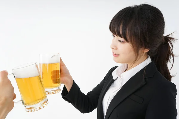 年轻的亚洲女人喝啤酒 — 图库照片