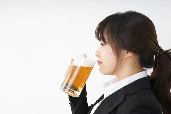 年轻的亚洲女人喝啤酒 — 图库照片