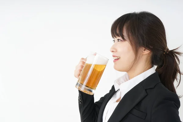 Giovane Donna Asiatica Cracking Una Birra — Foto Stock