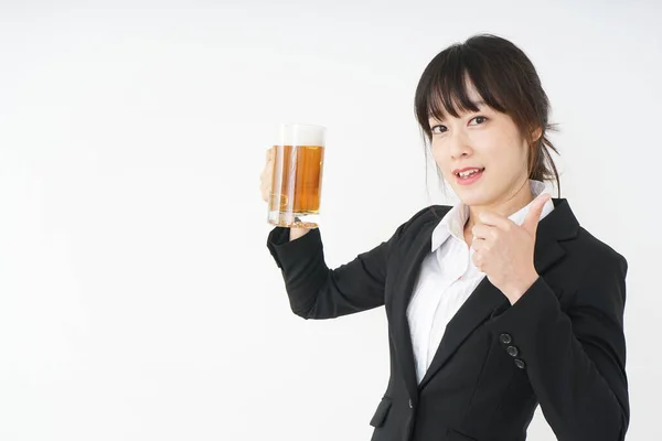 Giovane Donna Asiatica Cracking Una Birra — Foto Stock