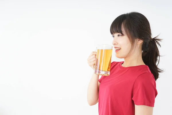 年轻的亚洲女人喝啤酒 — 图库照片