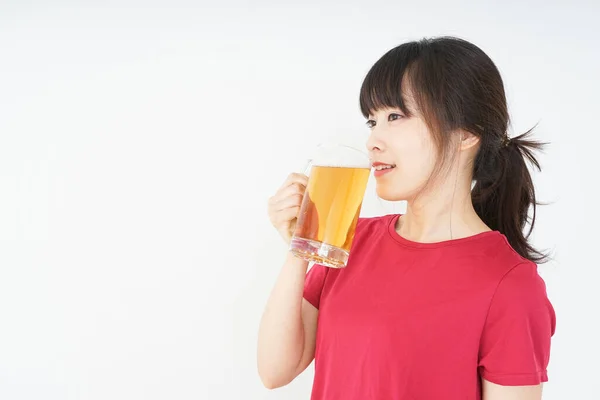 Genç Asyalı Kadın Bira Içiyor — Stok fotoğraf