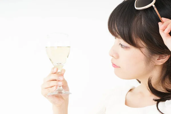 Jonge Vrouw Die Wijn Drinkt — Stockfoto