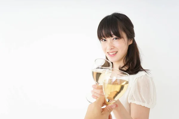 Молодая Женщина Пьет Вино — стоковое фото