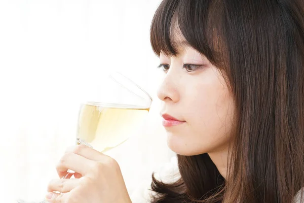 Mujer Joven Bebiendo Vino —  Fotos de Stock