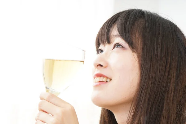 Jonge Vrouw Die Wijn Drinkt — Stockfoto