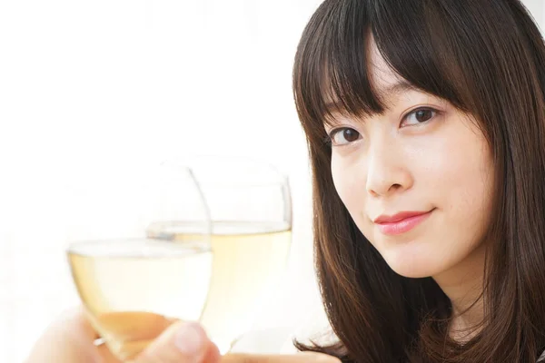 Mujer Joven Bebiendo Vino —  Fotos de Stock