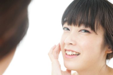 Cilt bakımı yapan genç bir kadın