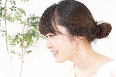 Cilt bakımı yapan genç bir kadın