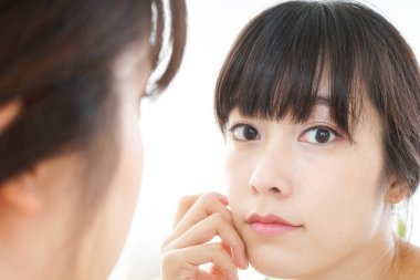  Cilt sorunlarıyla ilgilenen genç bir kadın