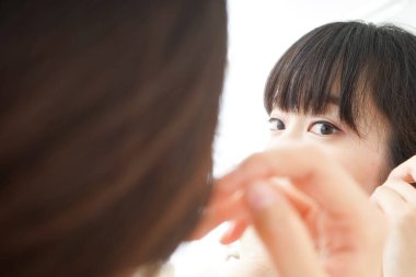  Cilt sorunlarıyla ilgilenen genç bir kadın