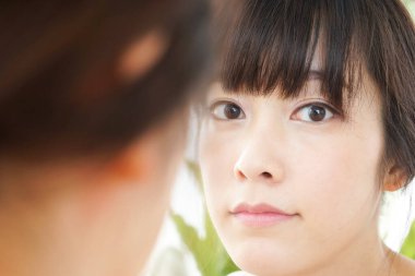  Cilt sorunlarıyla ilgilenen genç bir kadın