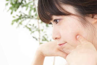  Cilt sorunlarıyla ilgilenen genç bir kadın