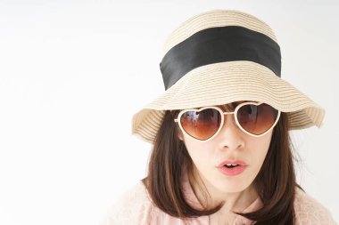 Genç bir kadın kumsalda vakit geçiriyor. 